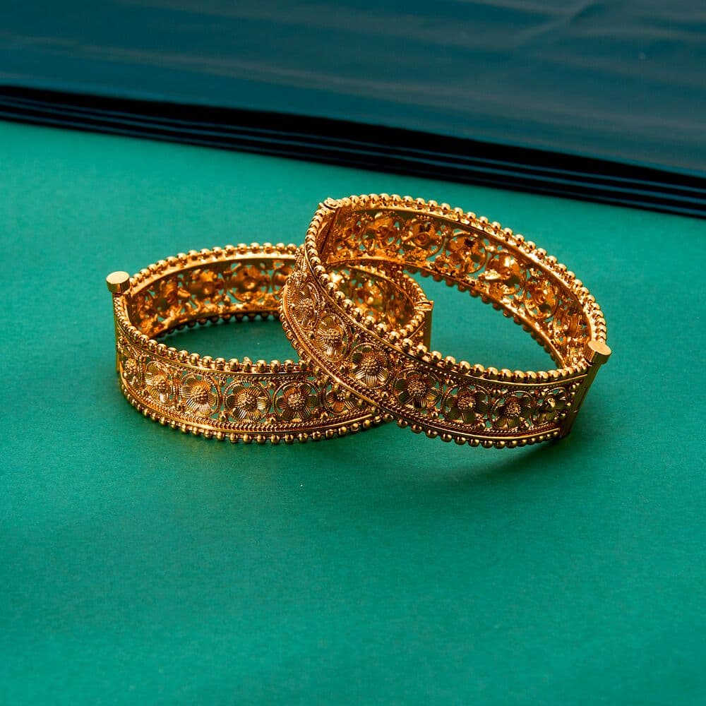 Avena Bangles in Gold, size 2.4